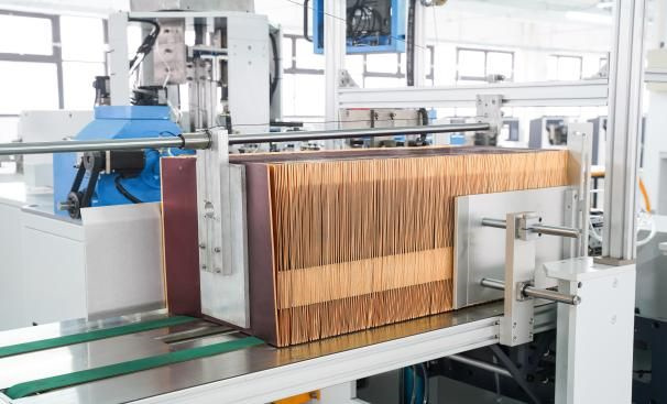 Sistema d'alimentació de bosses de paper de producte de màquina enfiladora de corda.En el cas que la màquina no s'aturi, pot realitzar una alimentació ininterrompuda i millorar l'eficiència de producció de la màquina.